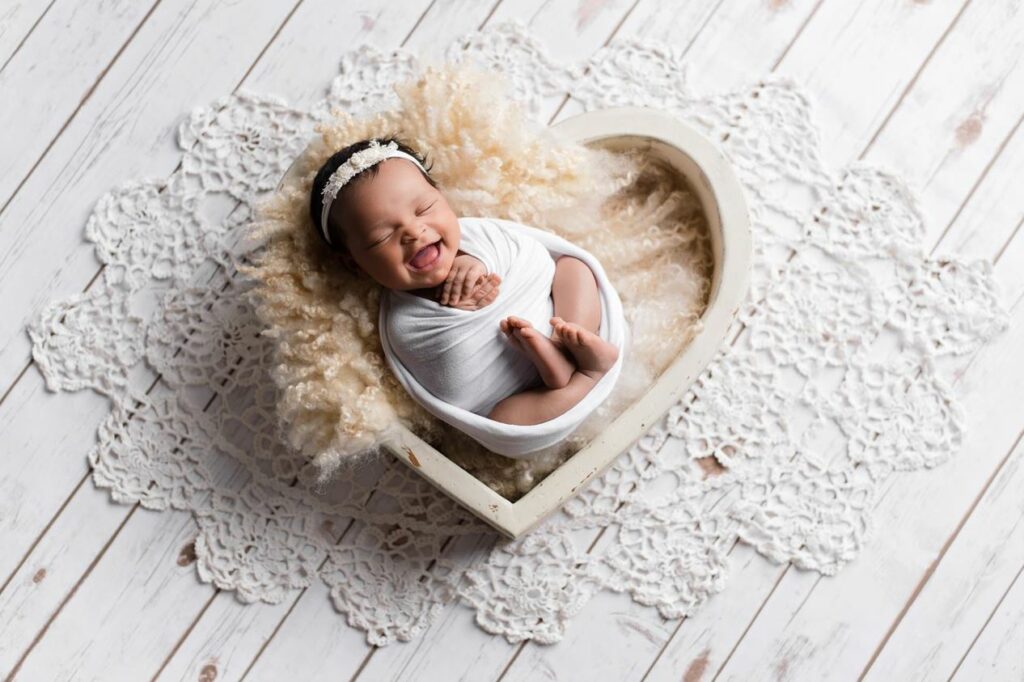 amber-theresa-photography_vancouver-newborn-photographer_baby-girl-smiling