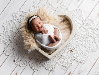 amber-theresa-photography_vancouver-newborn-photographer_baby-girl-smiling